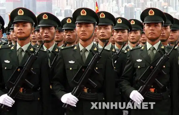 服,针织服装和军鞋6个号型系列,实现了军服与国家服装通用标准的统一