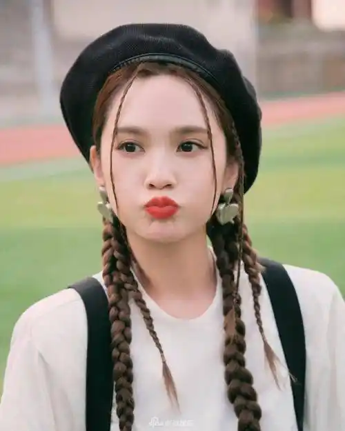 杨丞琳校园风写真超靓!雪肤玉貌微笑很甜美得让人窒息_马尾_黑色_t恤