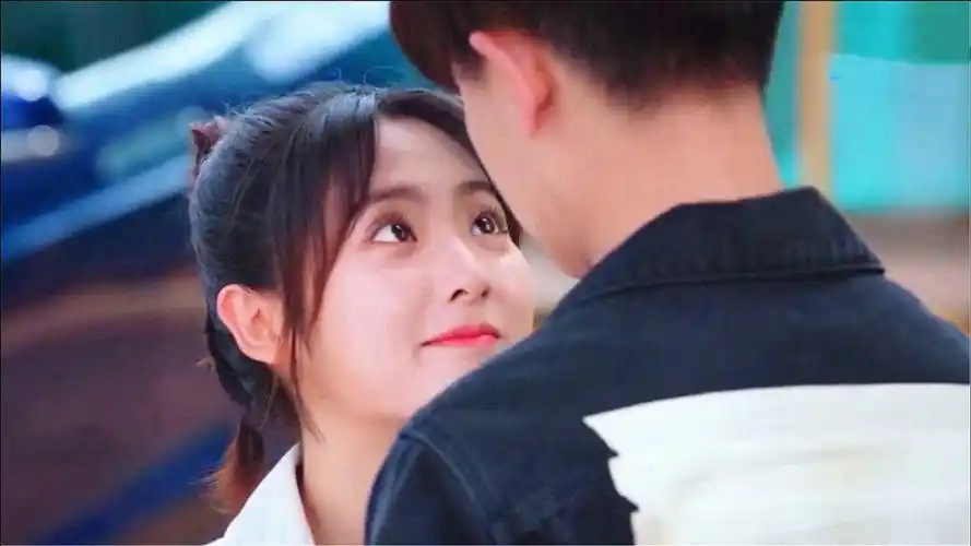 乌鸦小姐:邢菲撒娇求"额头吻",任嘉伦一把抱住宠溺:是你逼我的