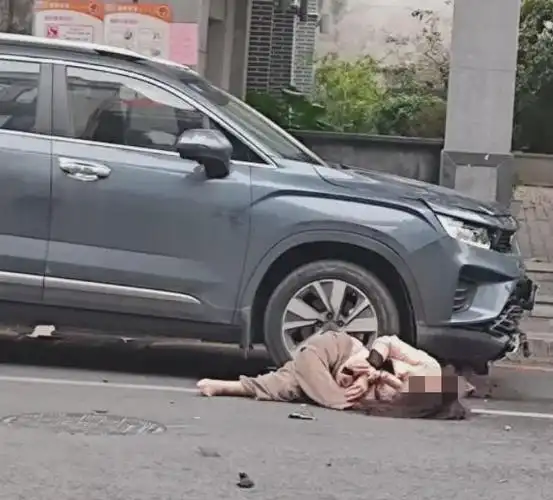 百年东街小车与电动车发生交通事故一女子受伤