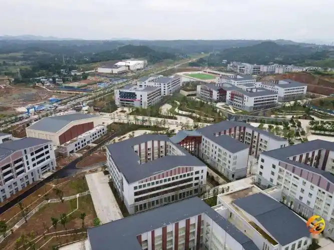 今天阆中第一所大学正式开学