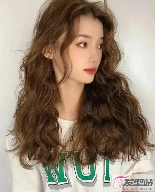 长头发烫什么卷好看 换上长发羊毛卷变女神_发型站_最新流行发型设计