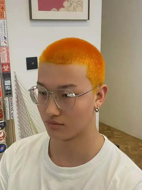 橘色寸头造型