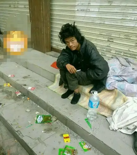 实访深圳最出名的流浪汉他被称为皮裤大神靠求职者救济为生