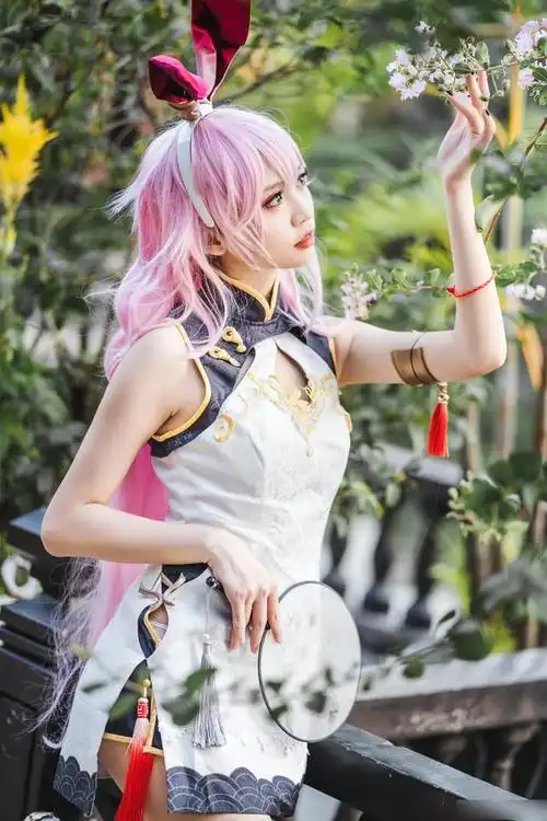 的cosplay作品扮演的角色是国产人气游戏《崩坏学园3》中的"八重樱"