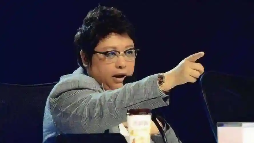 韩红当众让鲁豫闭嘴,气氛瞬间凝固,这次鲁豫主持太失败了