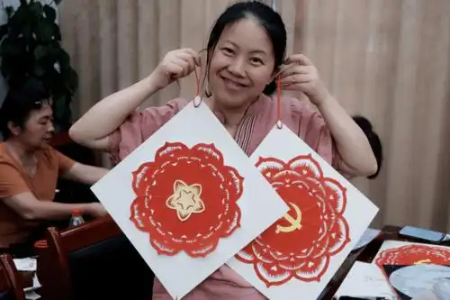 巧手剪纸绘党史 幸福手作映初心
