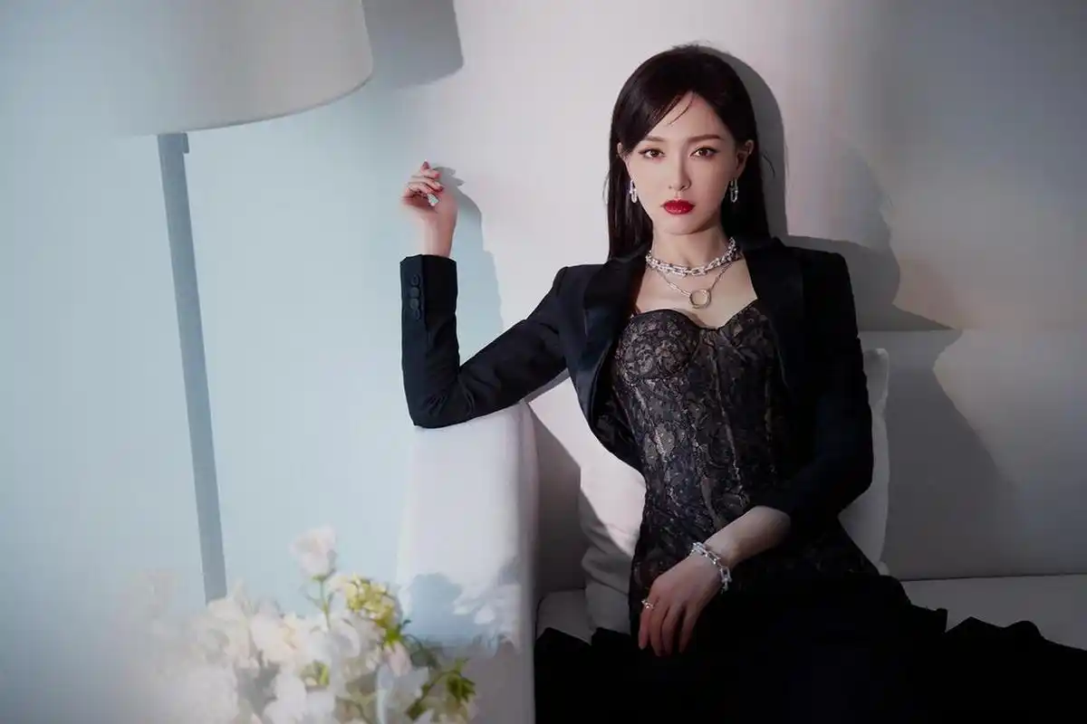 唐嫣穿黑色镂空裙子搭配西装外套,真是好看极了