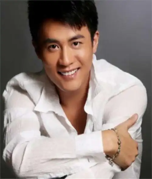 尽管杜淳在大学期间展示出了出色的演技天赋,但婚姻对他却造