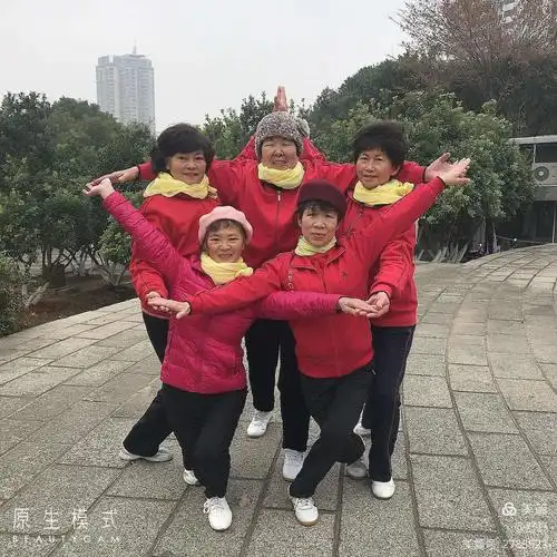 昨天晨练与姐妹们一起来摆五角星的图案摆的很成功了.