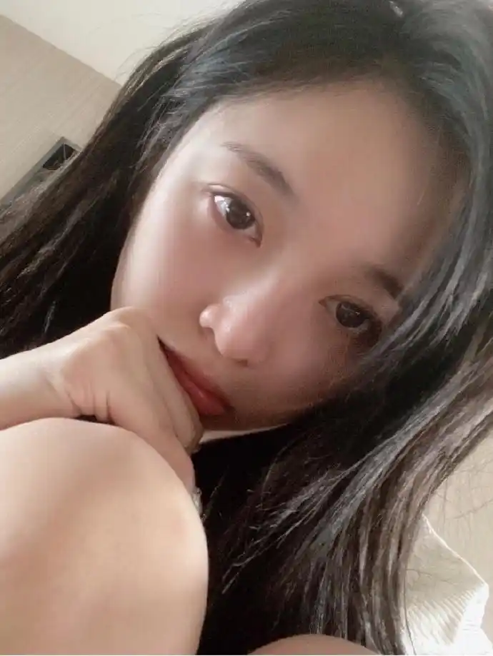 组图:吴宣仪绿洲分享素颜自拍 录新歌被感动眼泪汪汪表情无辜