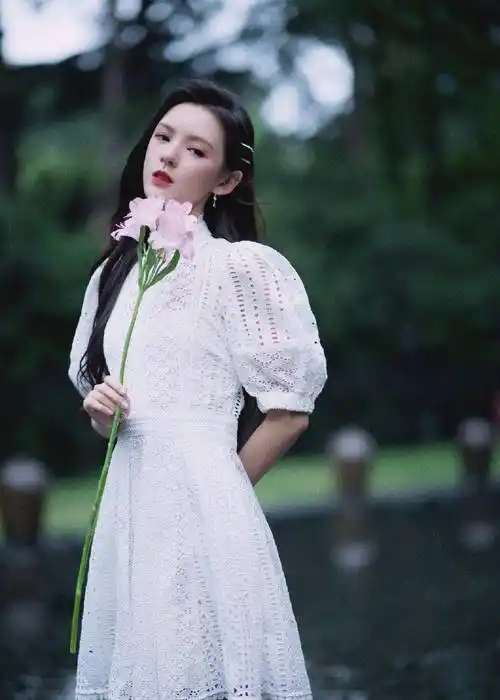 不愧是王思聪最美前任,甜美写真照意境十足,身材高挑又婀娜_张予曦