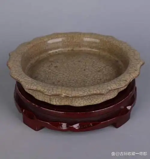 哥窑开片纹葵口折沿笔洗「旧藏」