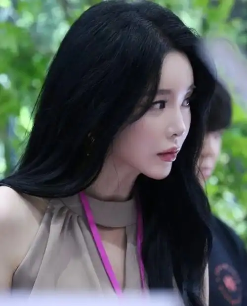 感谢粉丝支持,洪真英用心宣传,华丽外貌令人印象深刻