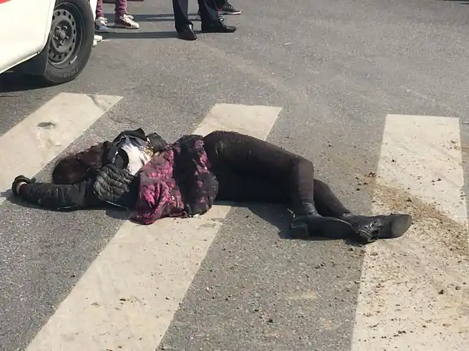 姜堰宁海线渣土车将50多女子当场撞死,现场血腥!