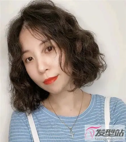 泡面卷一直深受女生的喜爱,对于发量少的特别友好,齐脖长度的a字烫发
