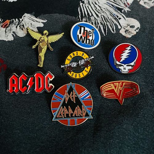 枪炮与玫瑰乐队徽章复古摇滚枪花logo标志胸针涅槃acdc谁人乐队