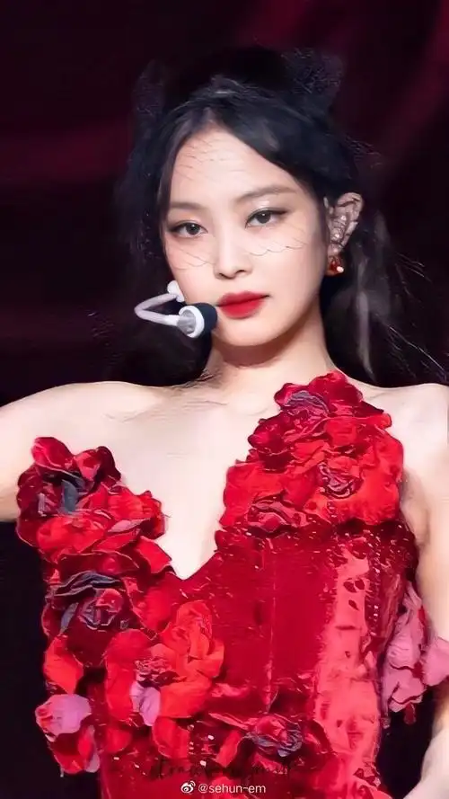 jennie[超话]##jennie红玫瑰造型#金珍妮jennie《solo》舞台,红衣