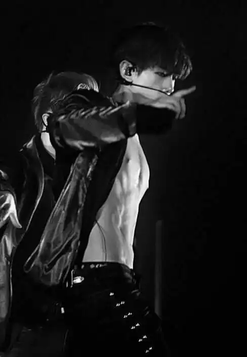 欣赏一下伯贤nim的巧克力腹肌吧! - 哔哩哔哩