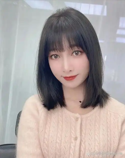 又甜又飒的锁骨发,到了春季不冷不热的季节最适合这种不长不短的发型