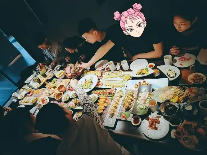 每一场不留痕迹的聚餐 都缺少一到两张自拍 但实际上 是缺少一个拿着