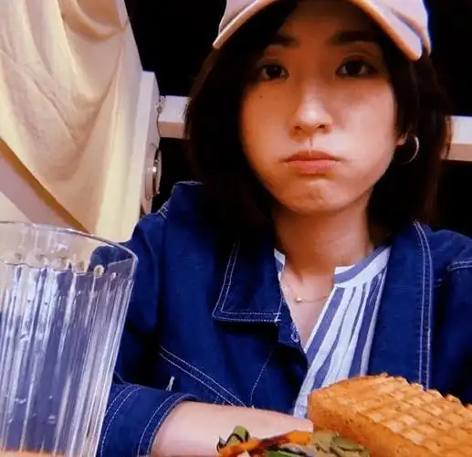 原创柯佳嬿陪谢坤达低调逛日式超市细节显风度戏外宛若陈韵如现形