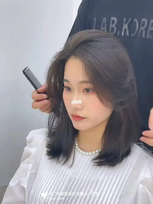 搭配非常有层次感的中发发型剪裁,非常显气质 几乎适合所有脸型#锁骨