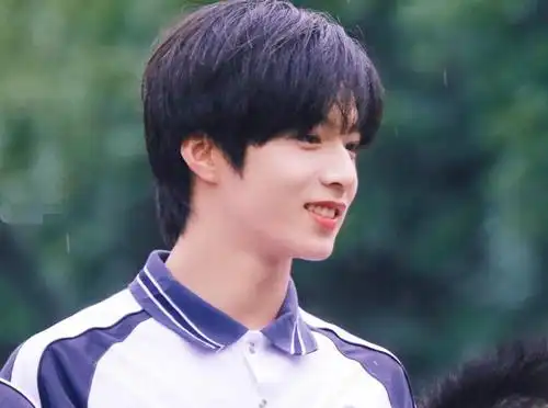 刘耀文拍初中毕业照一波校服生图流出青春小说中男主有了脸