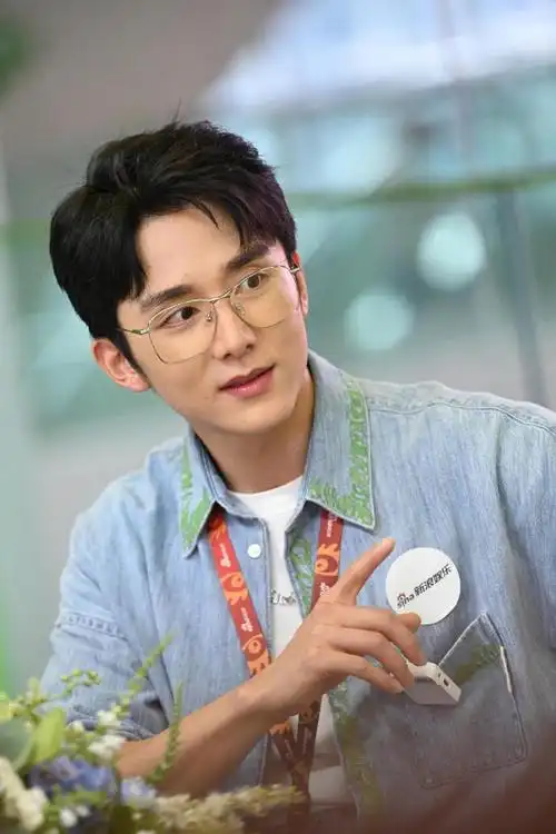 牛仔套装搭配银边眼镜,清爽帅气,怼脸照也没在怕的!#张新成新浪扫