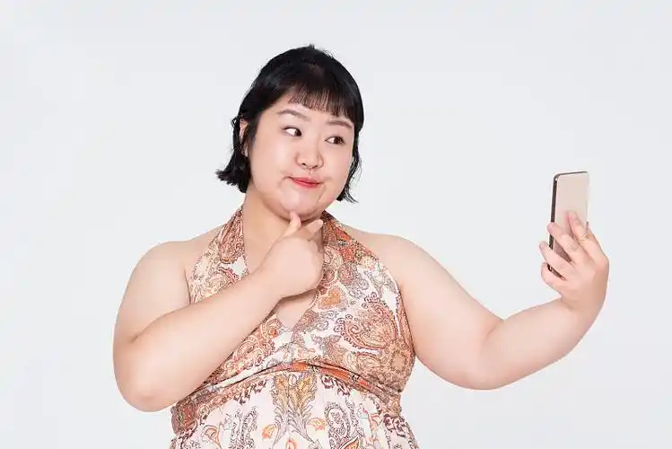 肥胖女子用智能手机自拍图片