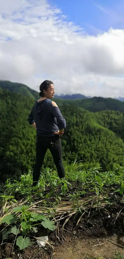 这个是霸气回眸的背影
