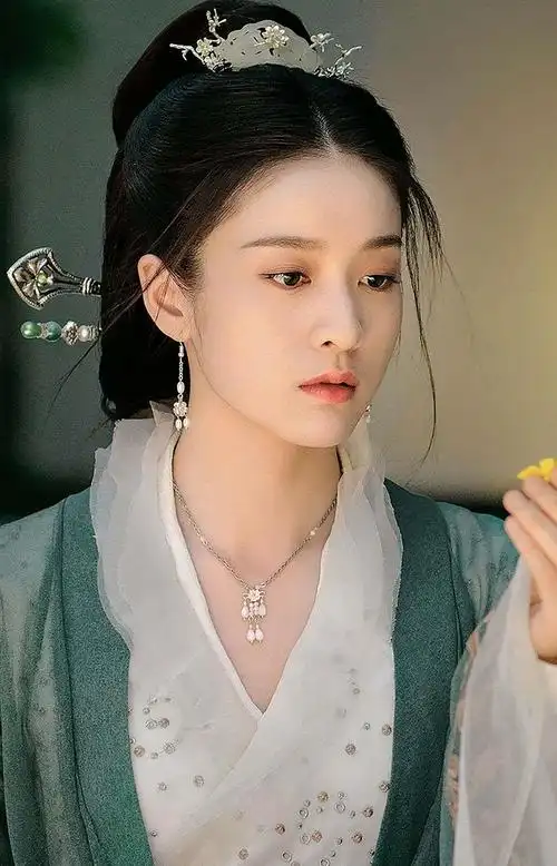 白发皇妃:不狗血不成活,容乐怀孕无忧怒灌打胎药竟毒杀亲子?