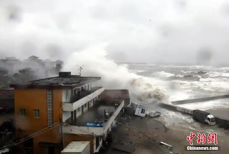 台风杜鹃掀滔天巨浪
