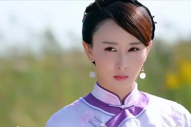 成豪门阔太后,胡静凭借"高小琴"再次翻红,因一张照片又引争议