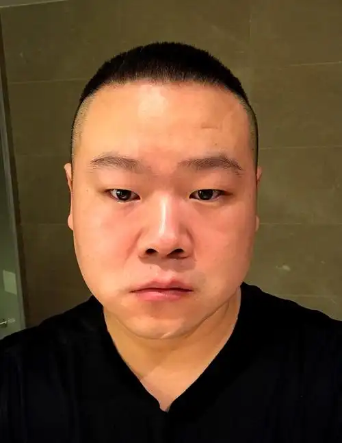 看了小岳岳的微博自拍照,心情瞬间好起来了