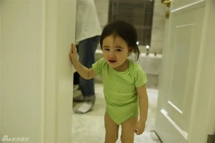 组图:爸爸回来了小奥莉火了 观众们都被萌哭了