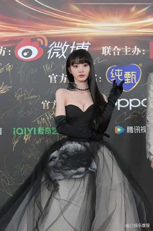 微博之夜红毯杨幂旗袍绝美刘诗诗杨紫拼高定90后小花比性感