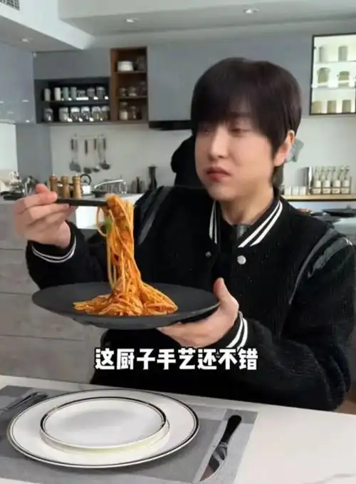 80后以为他是歌手,90后以为他是演员,00后以为他是厨子,不过,谢霆锋能