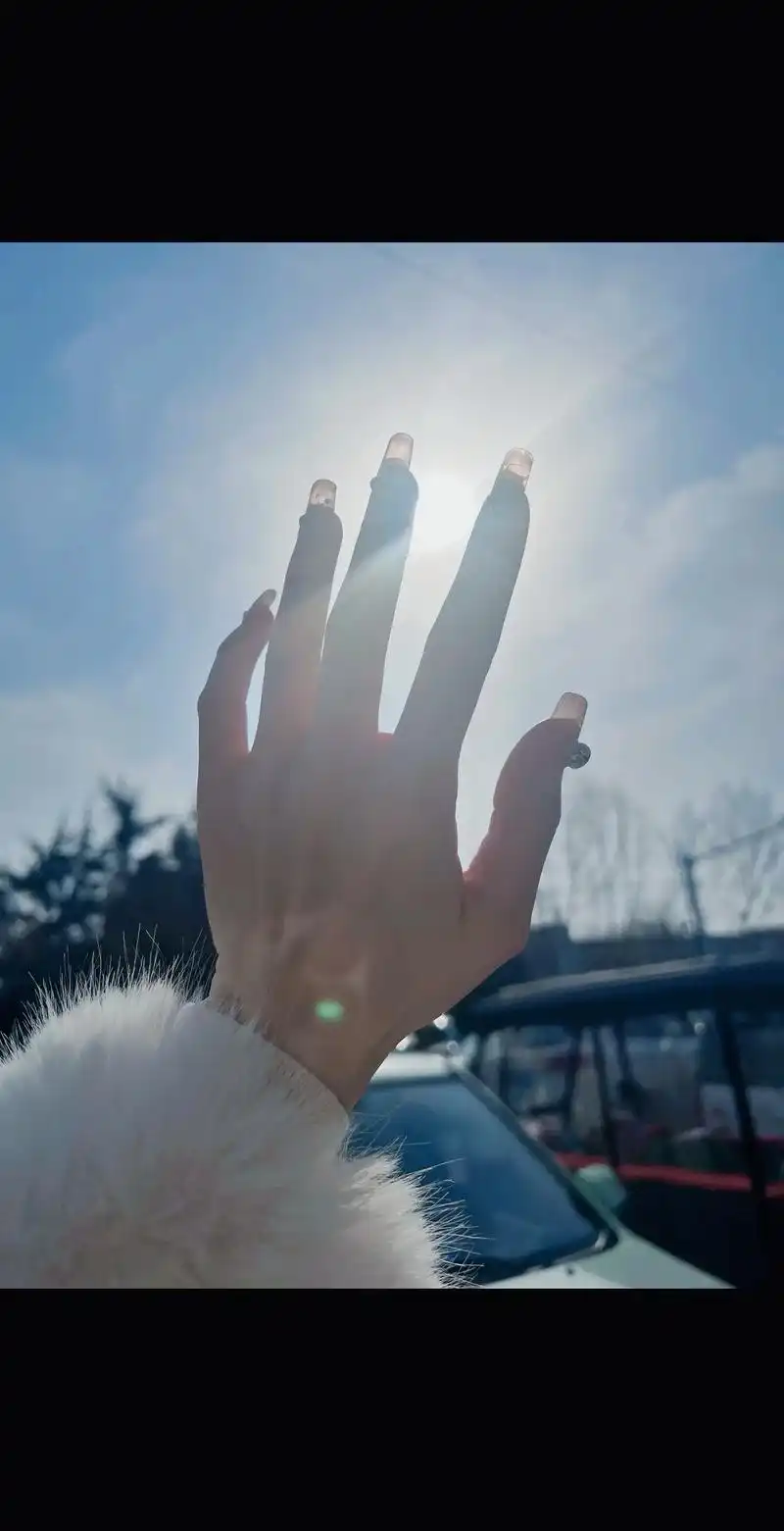 抓不住的东西,连伸手都是多余的#阳光正好98 #天很蓝太阳很 - 抖音