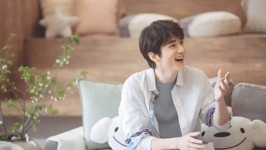 张新成做客《朋友请听好》,白色衬衫拼接蓝白格纹,清爽帅气_造型_少年