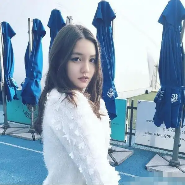 中不但有撞脸王源的↓还有个叫许思雨的女嘉宾真的和迪丽热巴一模一样