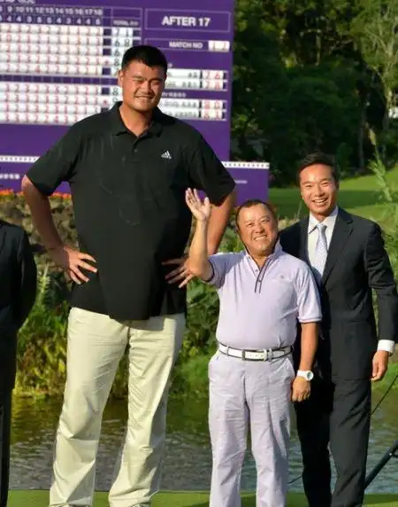 细数跟姚明合照的那些明星们,曾志伟真是太喜感了!