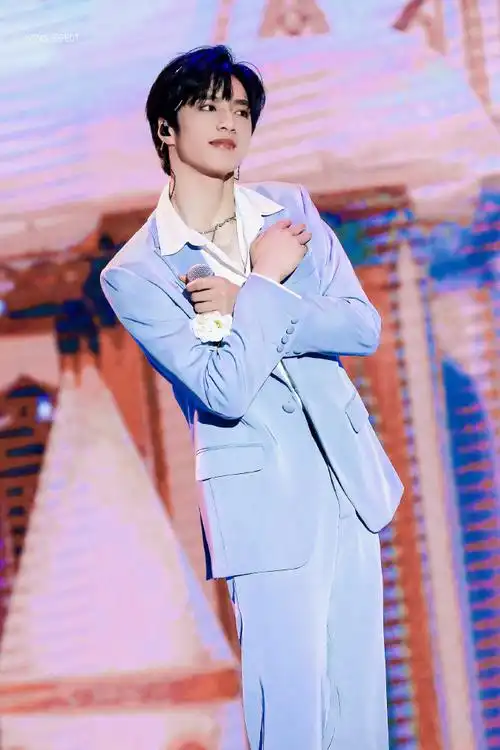 屋檐的雨兜兜转转还是喜欢蓝色汽水的你@时代少年团-刘耀文#时代少年