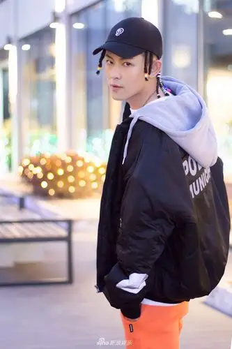 28 15:58:06 3 / 6 新浪娱乐讯 近日,乐华娱乐旗下艺人敖犬曝光了一组