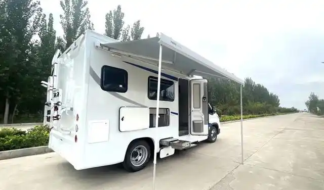 3.2郑州房车展:飞翔房车大通v90 t型,通过性强,空间还大!