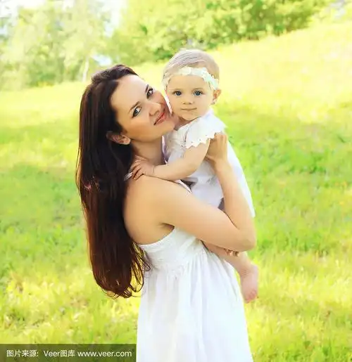 阳光明媚的年轻妈妈和宝宝在一起