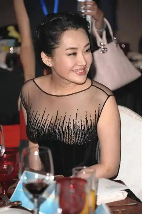 许晴为博眼球勒出巴掌腰,不料重点却是胸口处,网友:故意的吧!