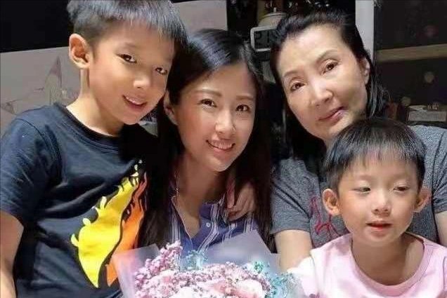 面色红润打扮气质,离婚29年仍单身|曹恩玉|洪金宝|前妻_新浪新闻