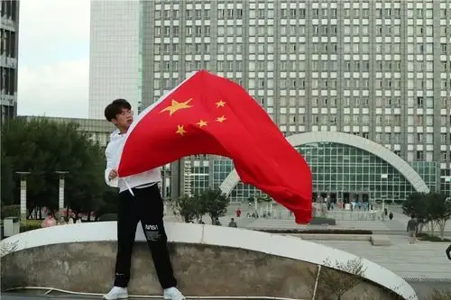 "我与国旗合个影"摄影作品网上评选