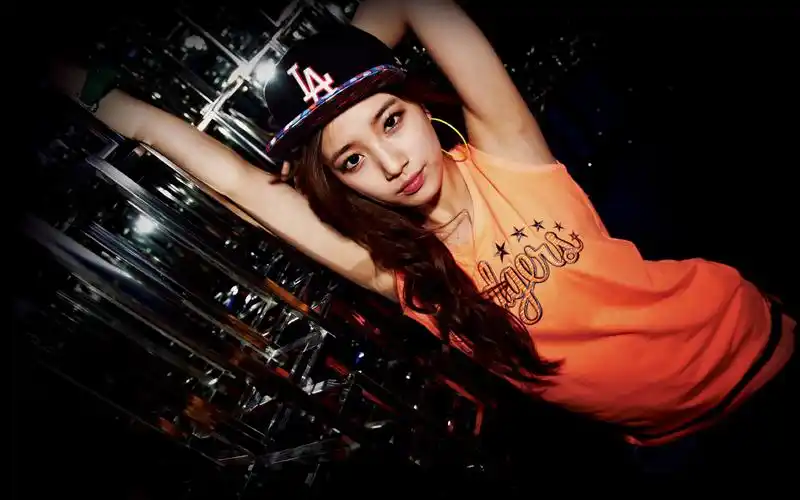 韩国美女裴秀智嘻哈时尚写真桌面壁纸高清大图预览1920x1200_美女壁纸